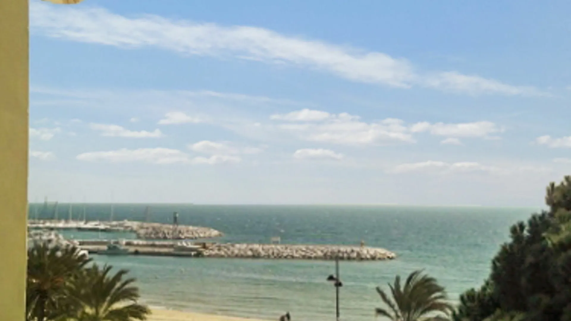 Bright, 1-Bedroom Apartment With Sea Views And Balcony 50M From The Be Le Lavandou