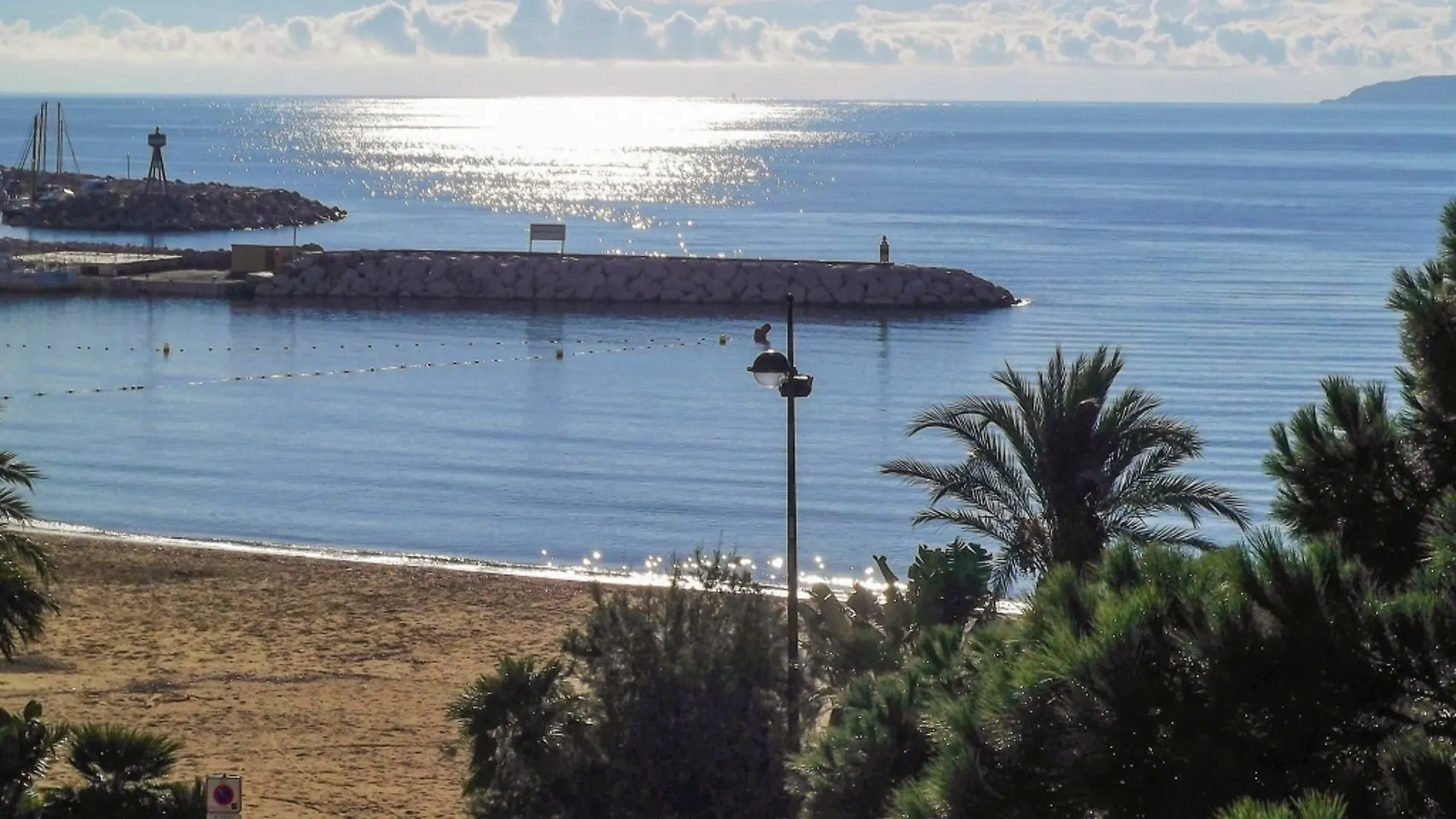 Bright, 1-Bedroom Apartment With Sea Views And Balcony 50M From The Be Le Lavandou