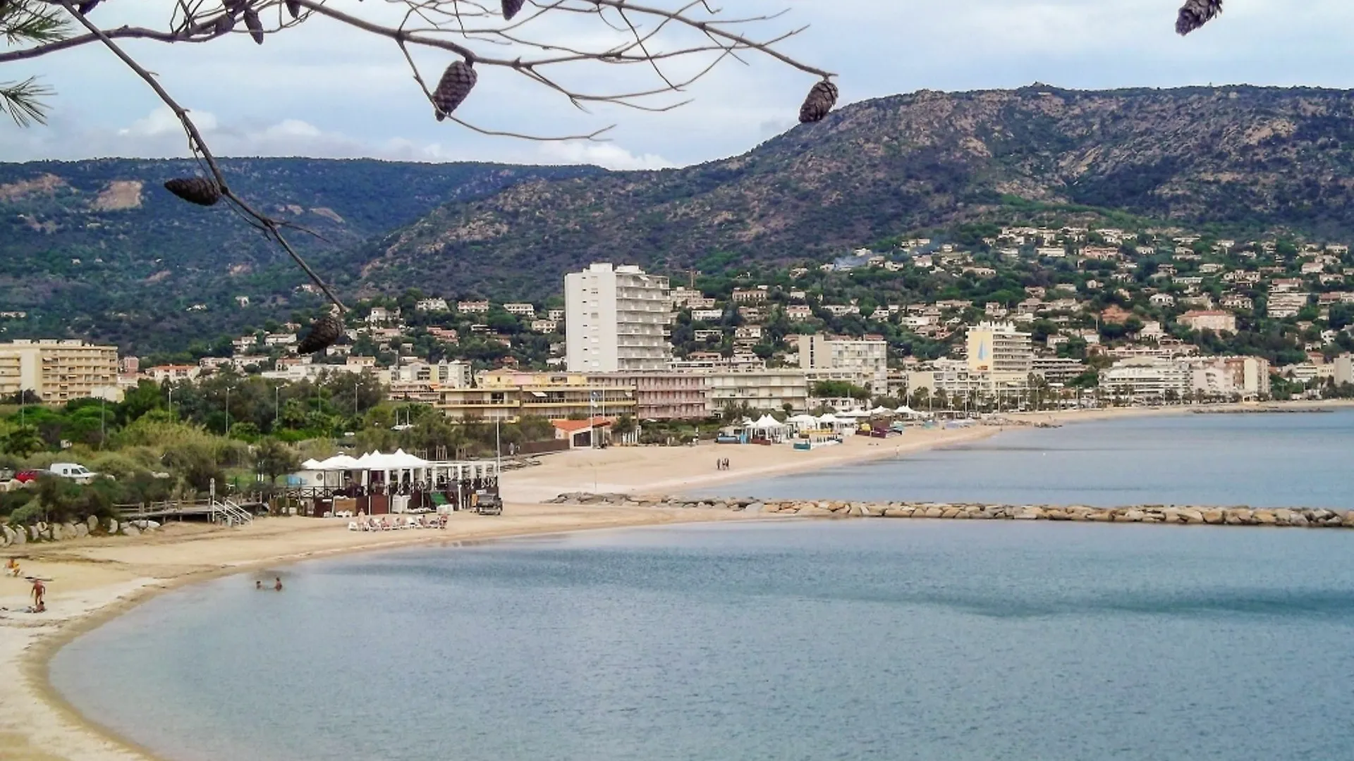 Bright, 1-Bedroom Apartment With Sea Views And Balcony 50M From The Be Le Lavandou